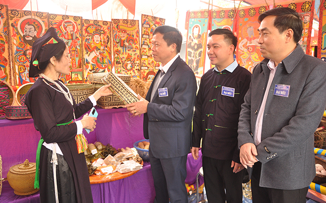 Lãnh đạo huyện Lục Yên tham quan gian hàng giới thiệu sản phẩm địa phương của xã Mường Lai.